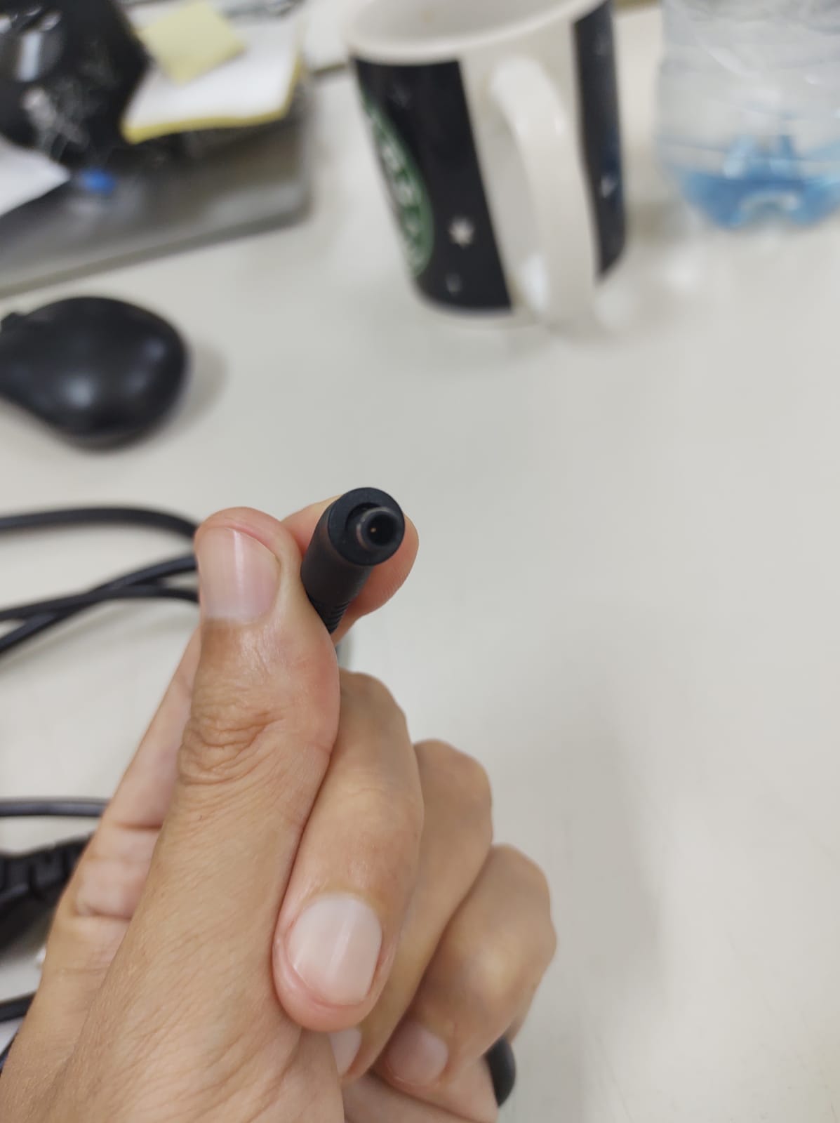 Příklad ohnutého kolíku v&nbsp;zástrčce napájecího adaptéru