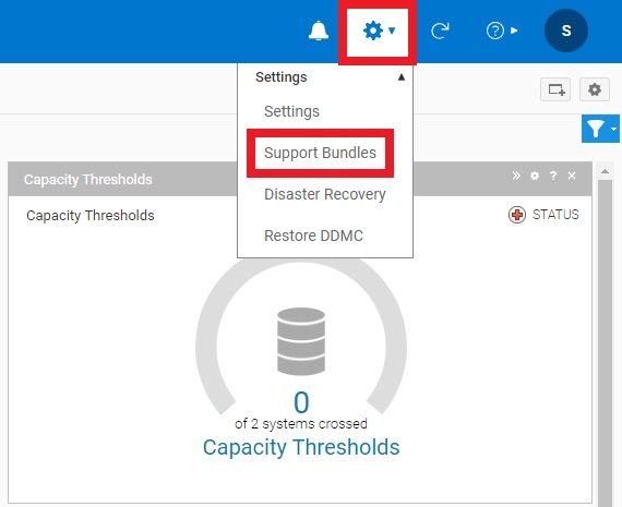 Screenshot dell'angolo superiore destro dell'interfaccia utente di Data Domain Management Center nella versione 7.7. L'icona del menu delle impostazioni a forma di ingranaggio e un'opzione del menu a discesa con