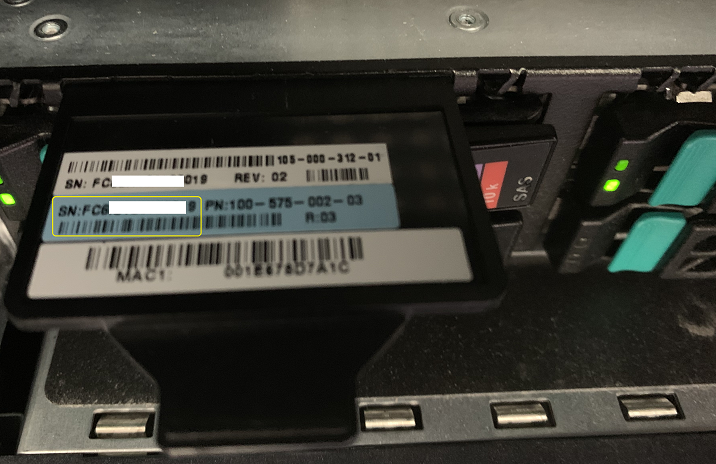 Captura de pantalla de la ubicación de la etiqueta frontal de los nodos aceleradores de Isilon A100